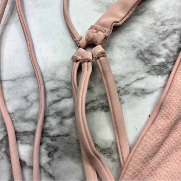 ❤️ Beach Bunny Larson Blush High Apex Halter Bikini Top - Picture 10 of 14